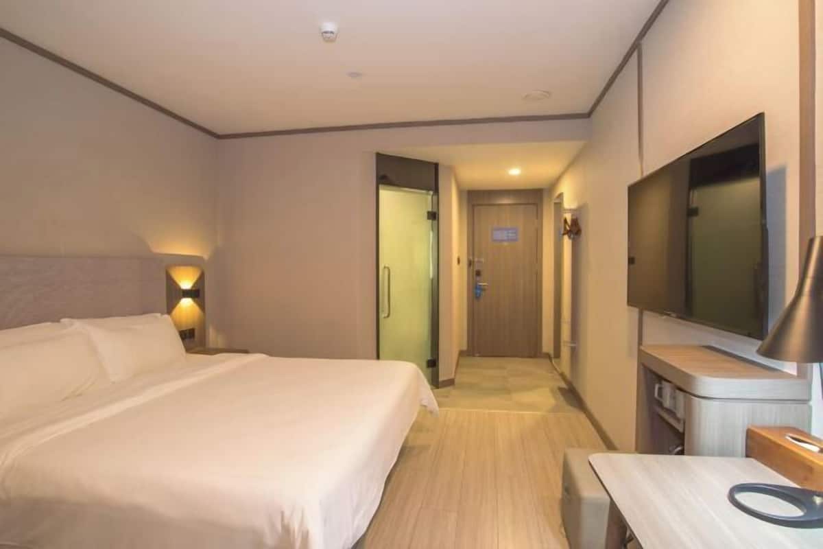 Desk, rollaway beds (surcharge), WiFi (free)