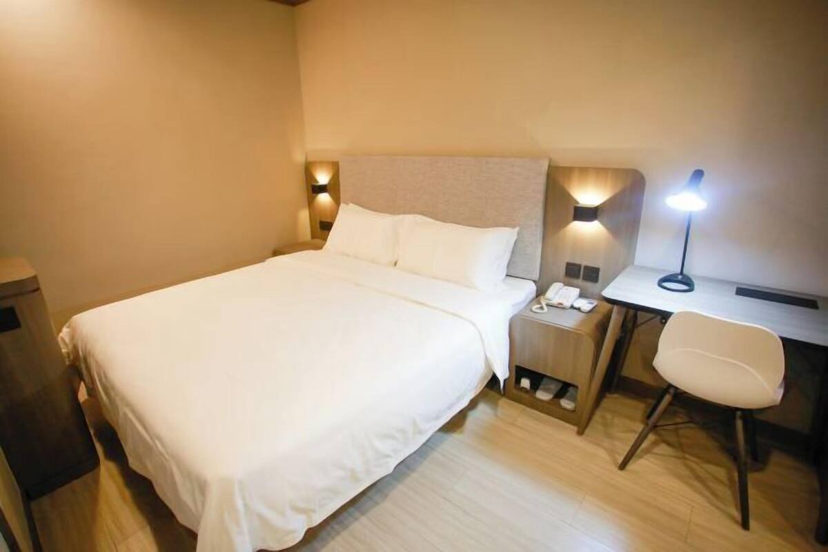 Desk, rollaway beds, free WiFi