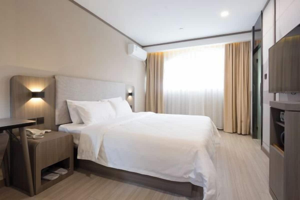 Desk, rollaway beds (surcharge), WiFi (free)