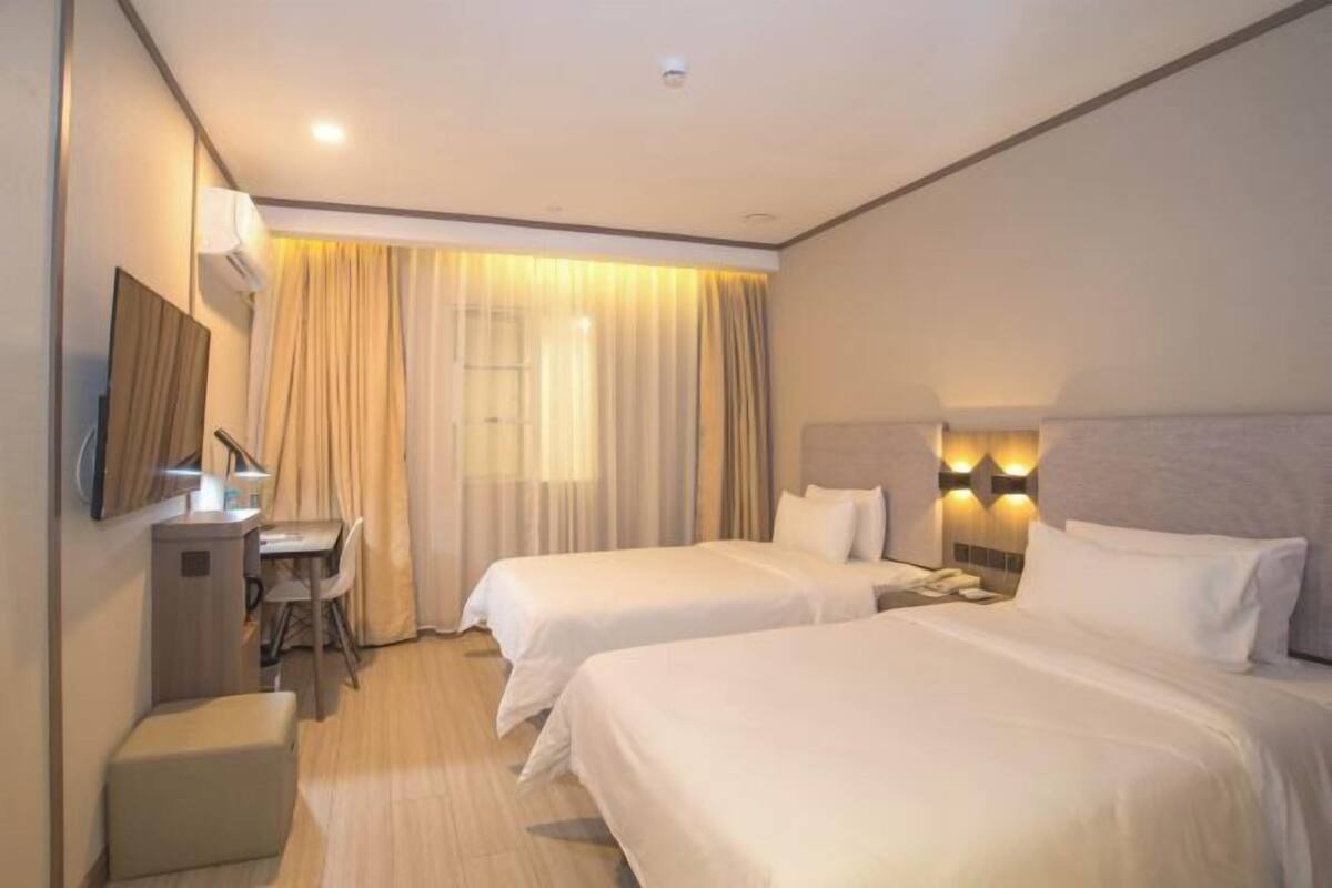 Desk, rollaway beds, free WiFi