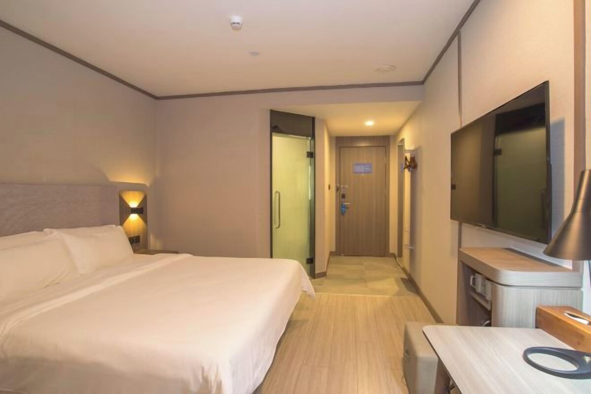 Desk, rollaway beds (surcharge), WiFi (free)