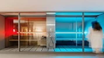 Een moderne hotelkamer met een schuifglasdeur naar een balkon, een ingebouwd bureau en een groot raam.
