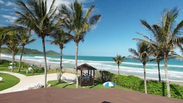 En la playa, camastros, sombrillas y toallas de playa
