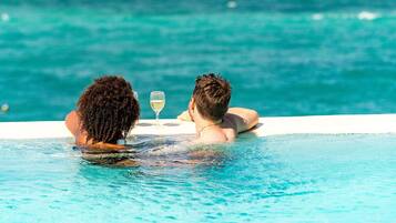 3 ulkouima-allasta, aurinkovarjoja, aurinkotuoleja