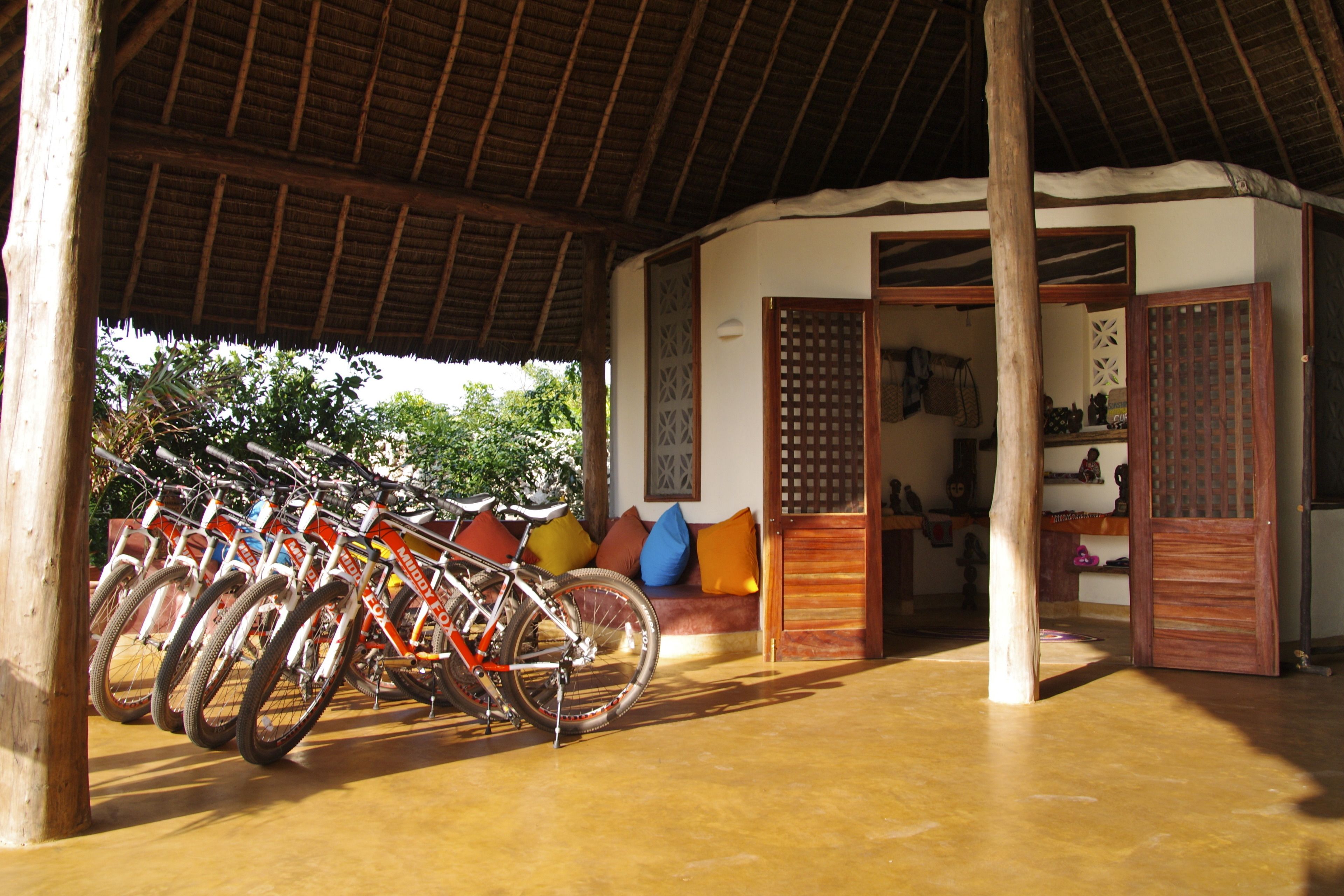 Un espacio al aire libre cubierto con bicicletas estacionadas bajo una estructura de madera.