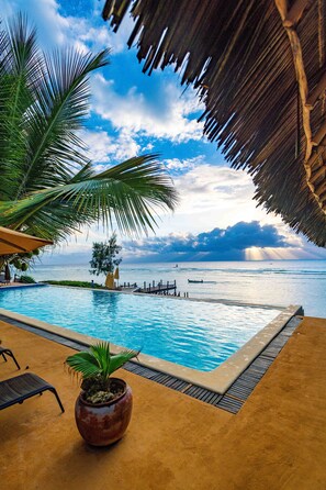 3 outdoor pools, pool umbrellas, sun loungers - Sunshine Marine Lodge (Matemwe)