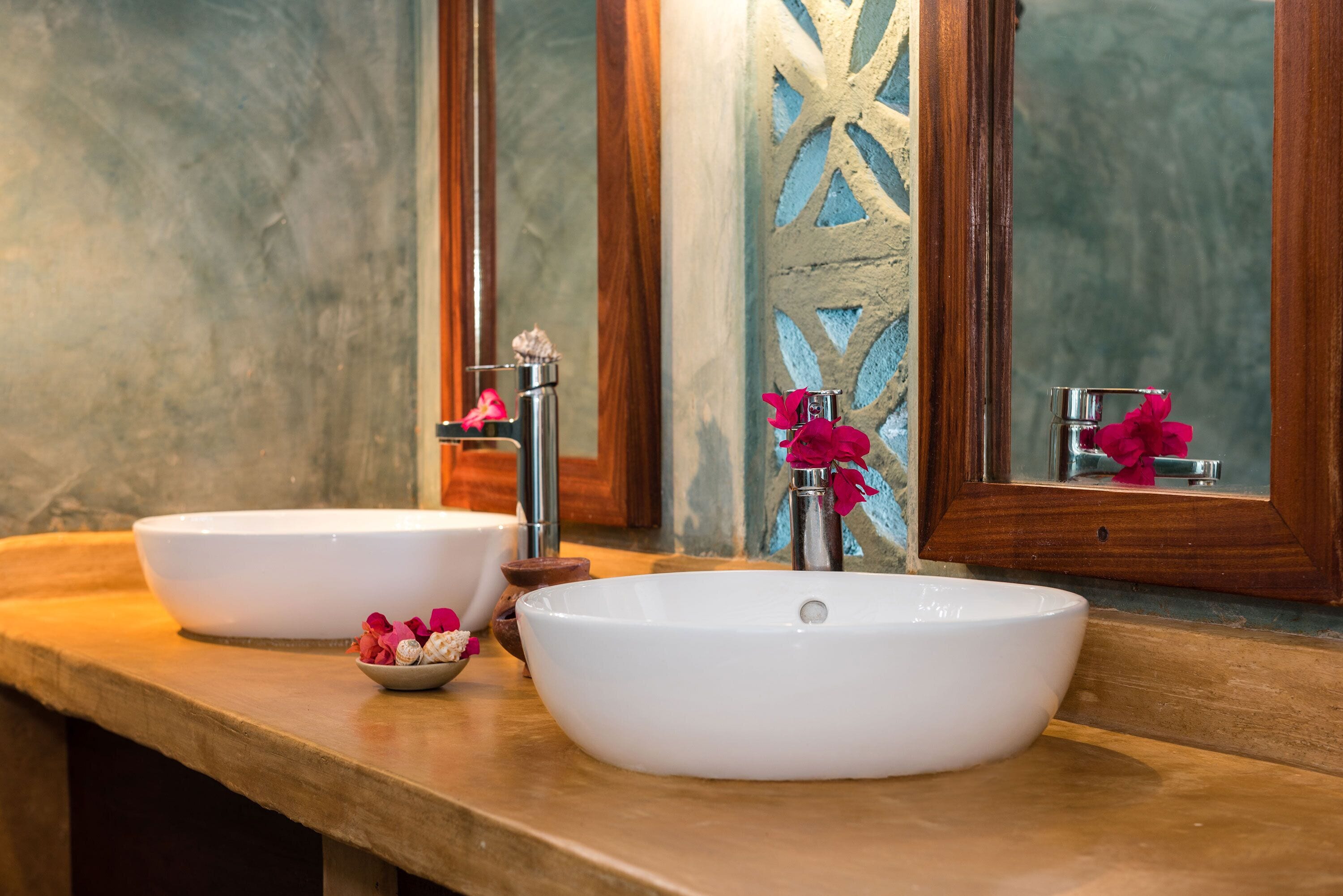 shower, rainfall showerhead, free toiletries, towels