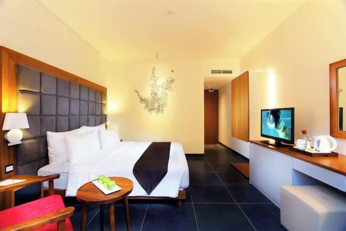 Premium bedding, minibar, in-room safe, desk