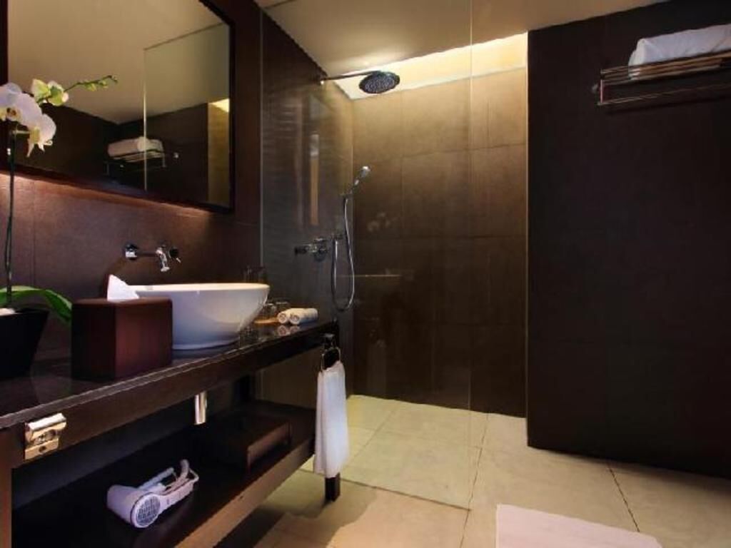 Kamar mandi | Perlengkapan mandi gratis, pengering rambut, sandal, dan handuk