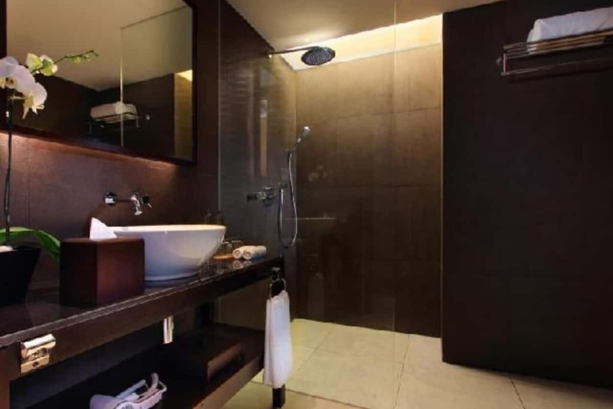Kamar mandi | Perlengkapan mandi gratis, pengering rambut, sandal, dan handuk