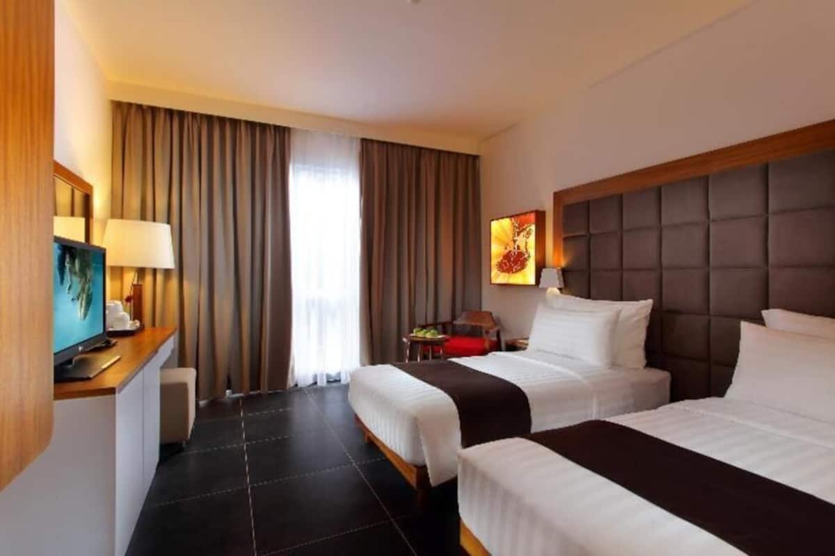 Bộ đồ giường cao cấp, minibar, két bảo mật tại phòng, bàn 