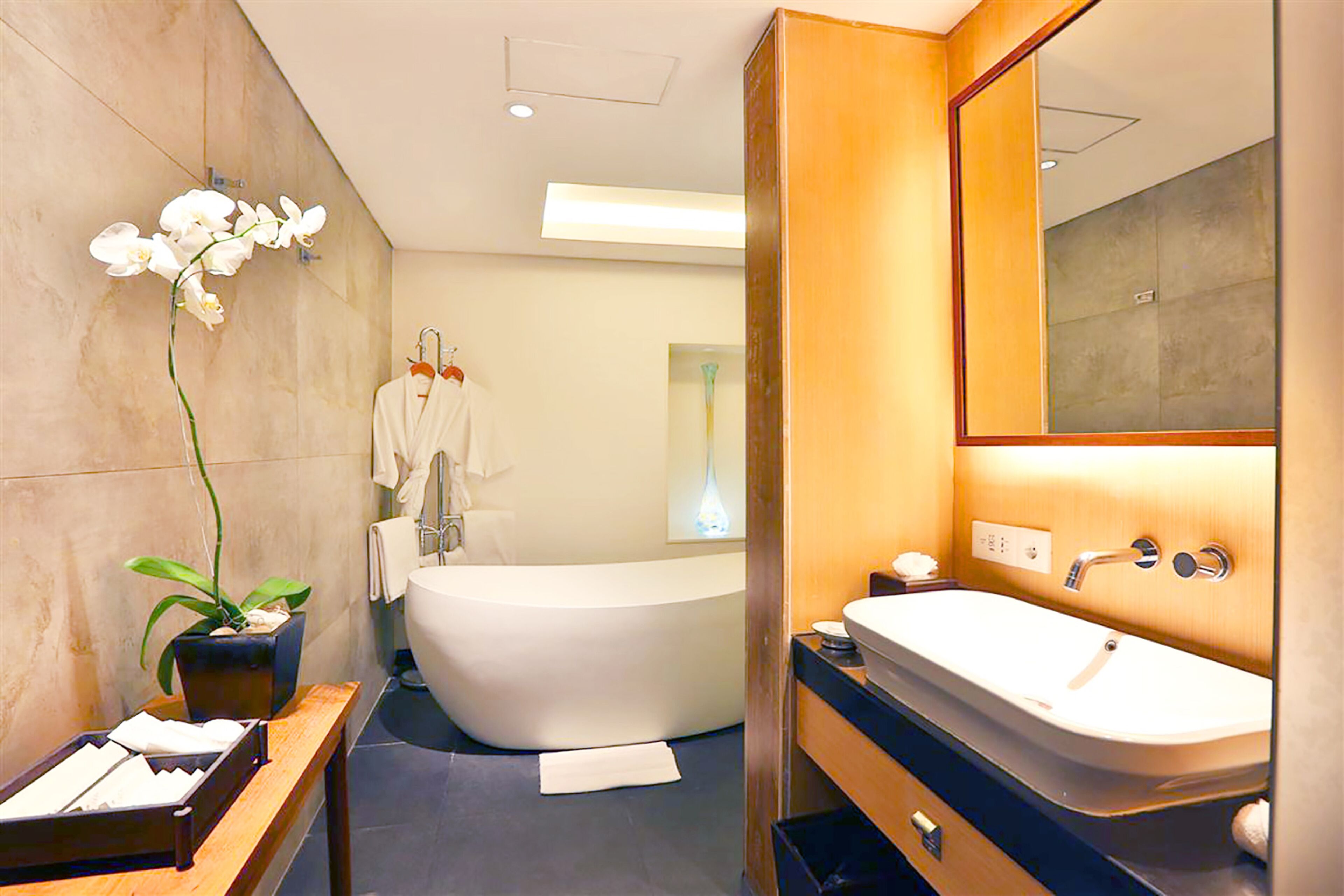 suite | bathroom | free toiletries, slippers, towels