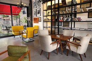 Cafe - THE 1O1 Bali Fontana Seminyak (Legian)