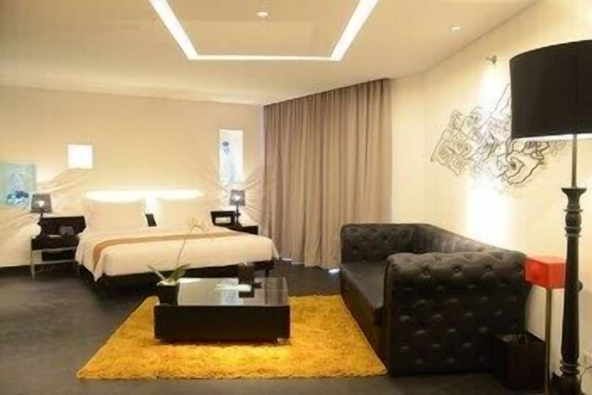 Ropa de cama de alta calidad, minibar, caja fuerte y escritorio
