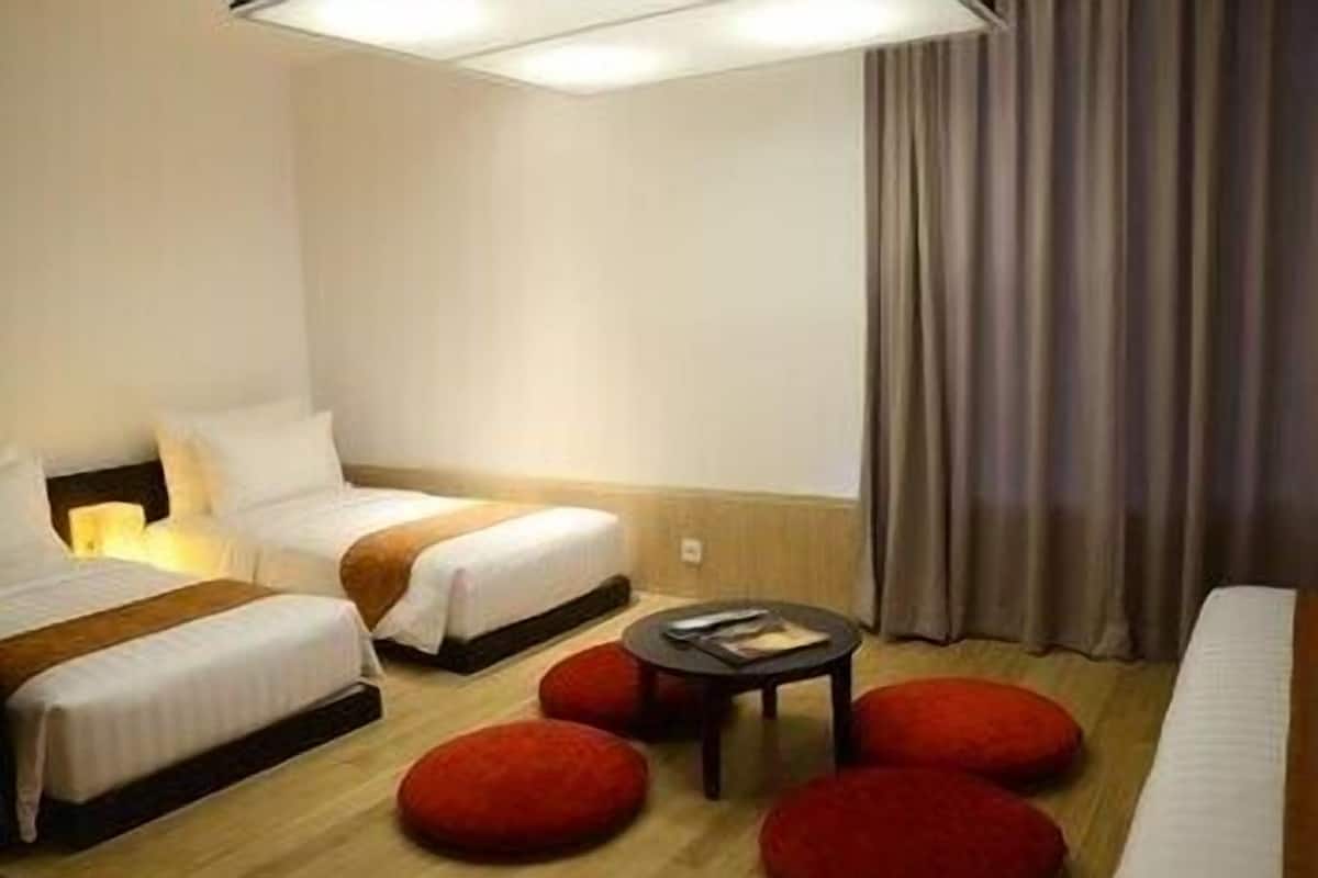 Bộ đồ giường cao cấp, minibar, két bảo mật tại phòng, bàn 