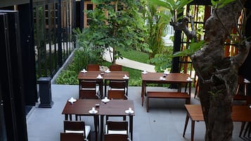 供應早餐、午餐、晚餐;意大利菜;園景