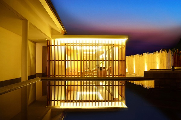 Couples treatment rooms, hot tub, body treatments, aromatherapy