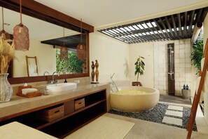 Villa, 5 habitaciones, piscina privada | Baño | Bañera y ducha independientes y bañera profunda