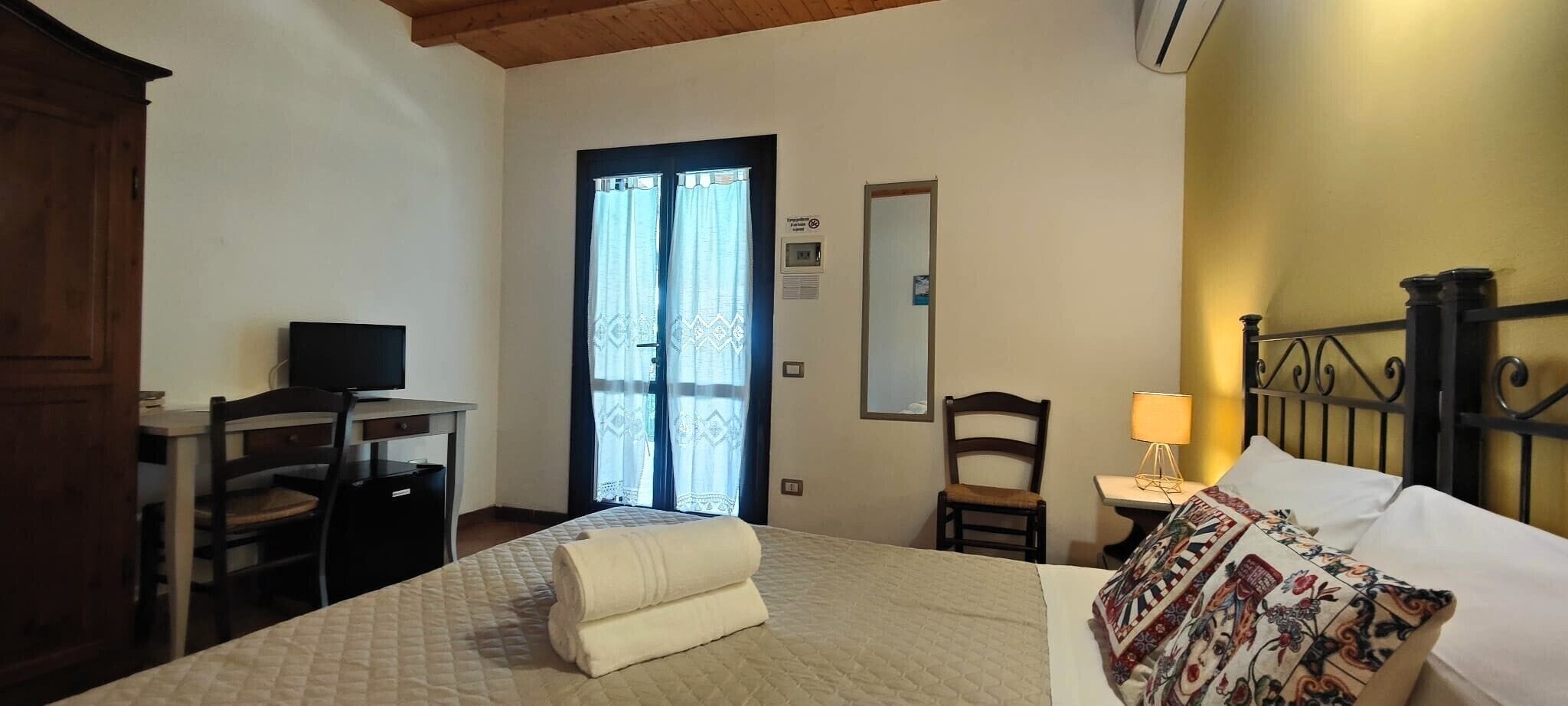 Tallelokero huoneessa, työpöytä, silitysrauta/-lauta, ilmainen Wi-Fi