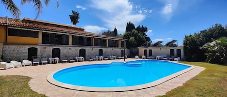 Piscine extérieure, parasols de plage, chaises longues
