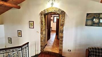 Phòng đôi hoặc 2 giường đơn, quang cảnh đồi núi, cao tầng (Attic) | Khu phòng khách | TV LED