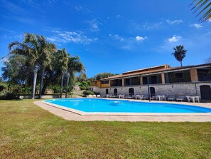 Outdoor pool, pool umbrellas, sun loungers - Azienda Agrituristica Le Chiuse (Augusta)
