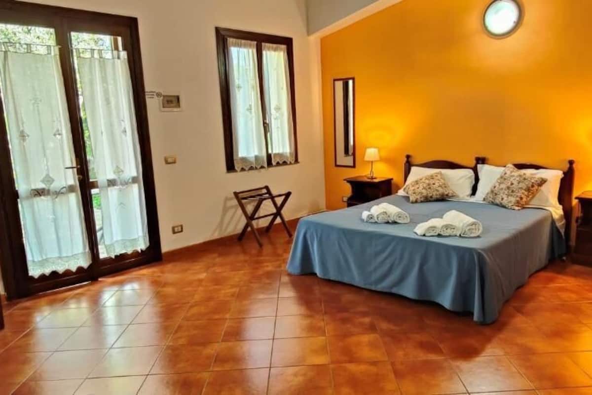 In-room safe, desk, iron/ironing board, free WiFi