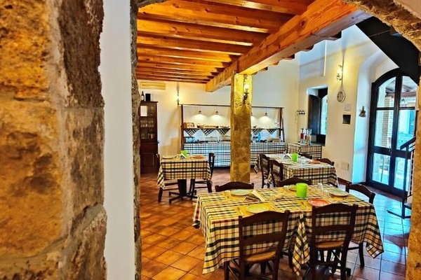 Se sirven cenas y cocina local; con mesas al aire libre