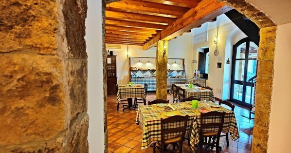 Dinner served, local cuisine, alfresco dining  - Azienda Agrituristica Le Chiuse (Augusta)