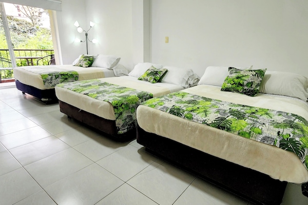 1 habitación, escritorio y sistema de insonorización
