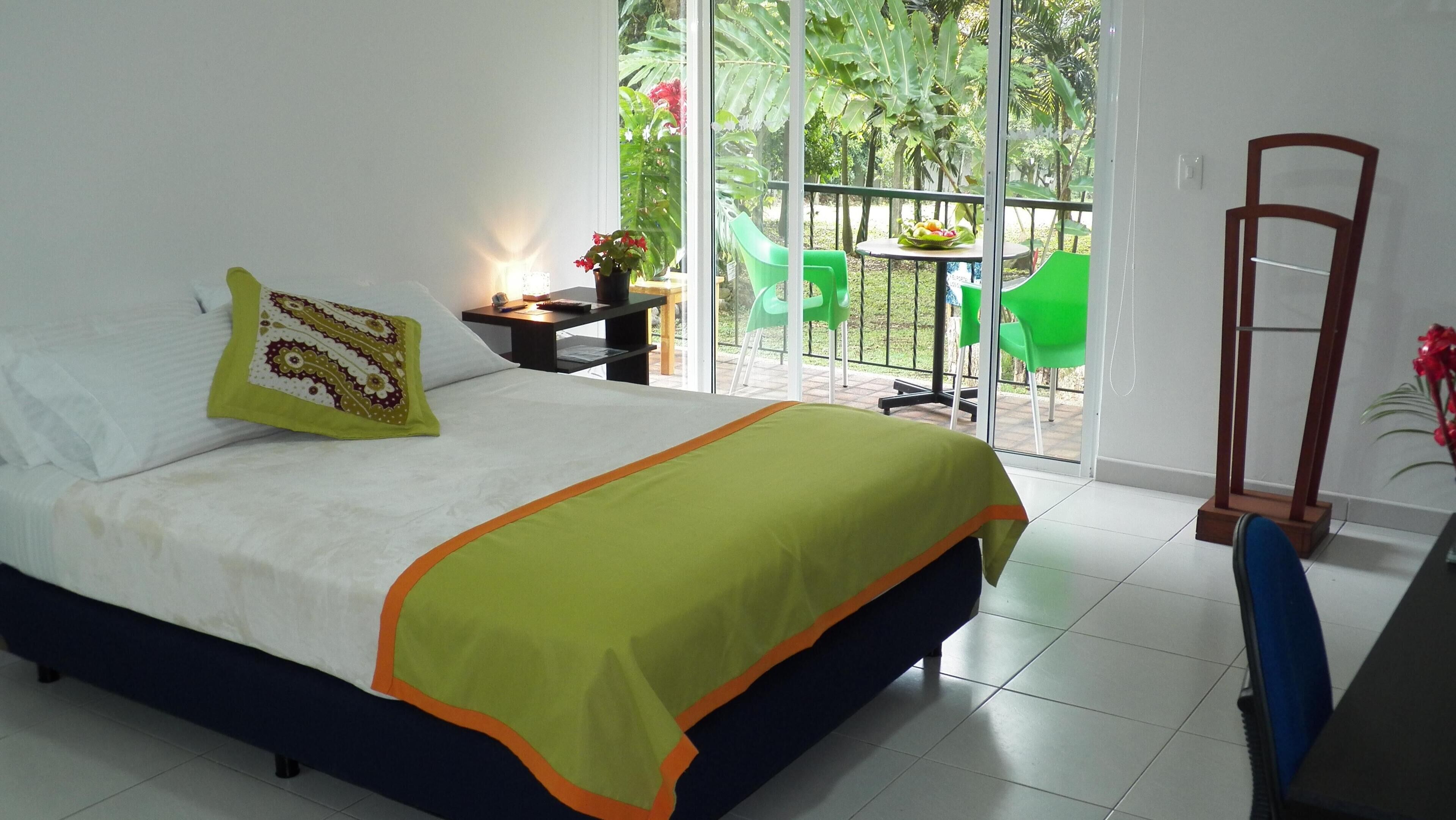 1 sovrum, skrivbord, ljudisolering och strykjärn/strykbräda