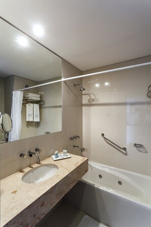 Habitación Deluxe | Baño | Tina con regadera, tina de hidromasaje, regadera tipo lluvia 