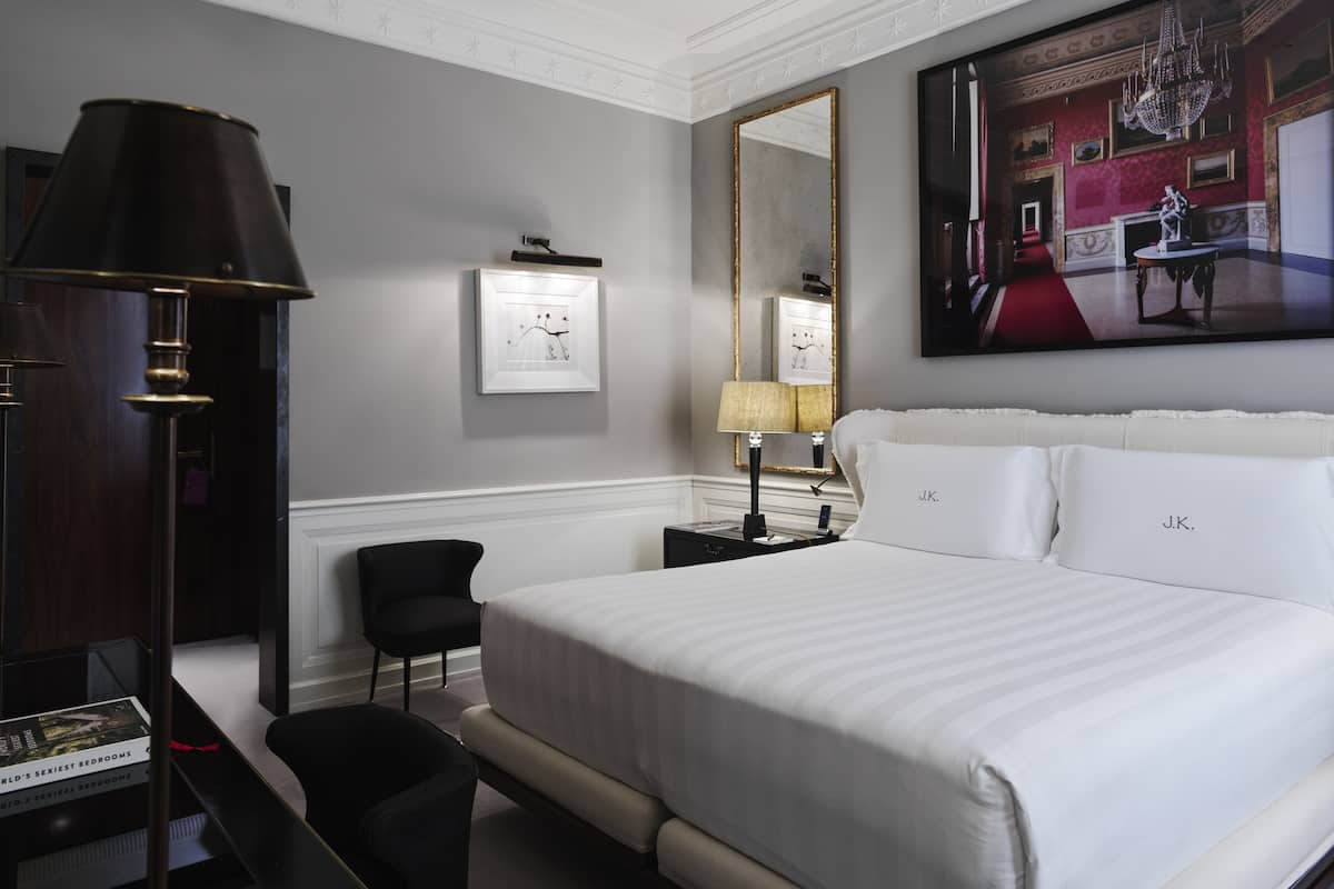 Deluxe Room (JK) | Peralatan tempat tidur premium, bar mini percuma, peti besi dalam bilik