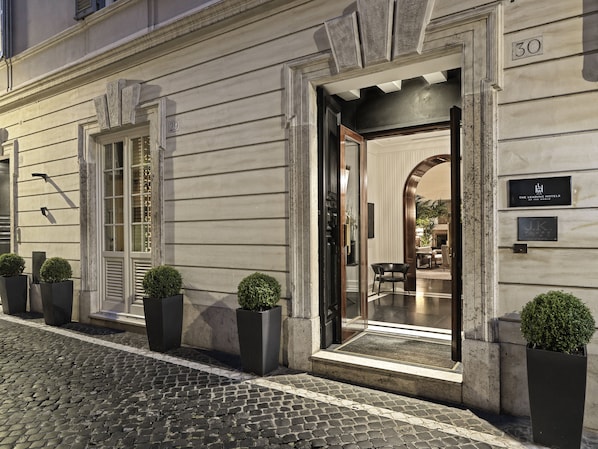 Property entrance - J.K. Place Roma (Rome)