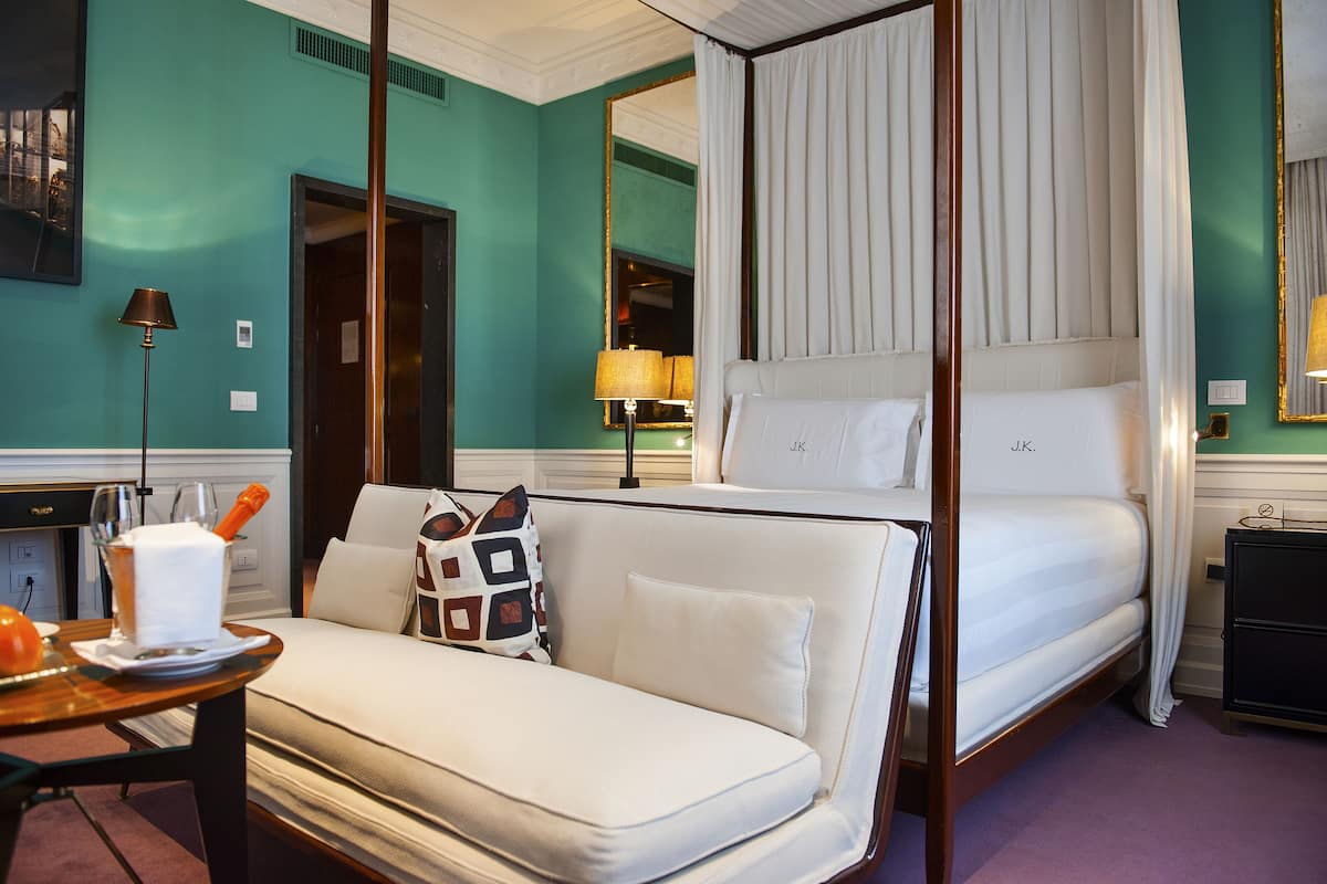Premium bedding, free minibar, in-room safe, blackout curtains