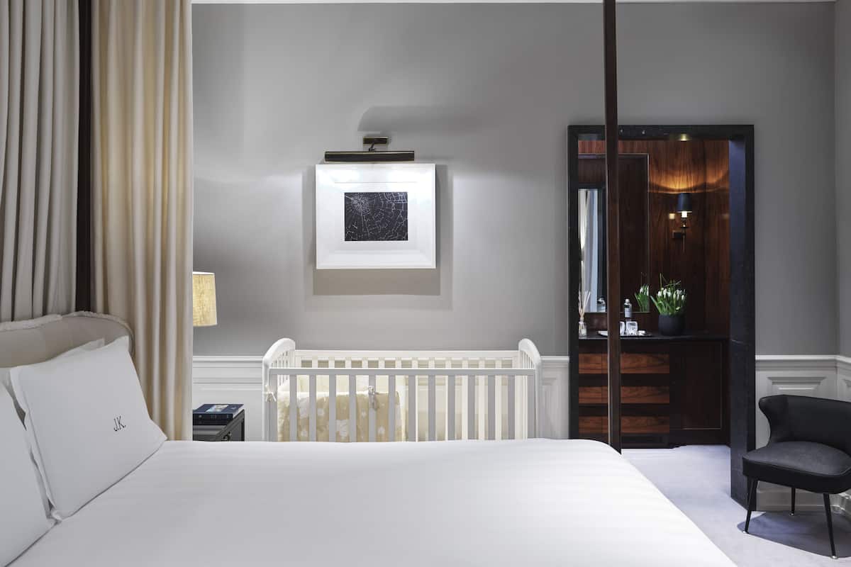 Peralatan tempat tidur premium, bar mini percuma, peti besi dalam bilik