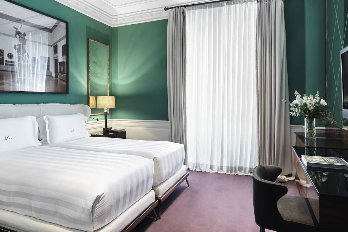 Deluxe Double Room | Peralatan tempat tidur premium, bar mini percuma, peti besi dalam bilik