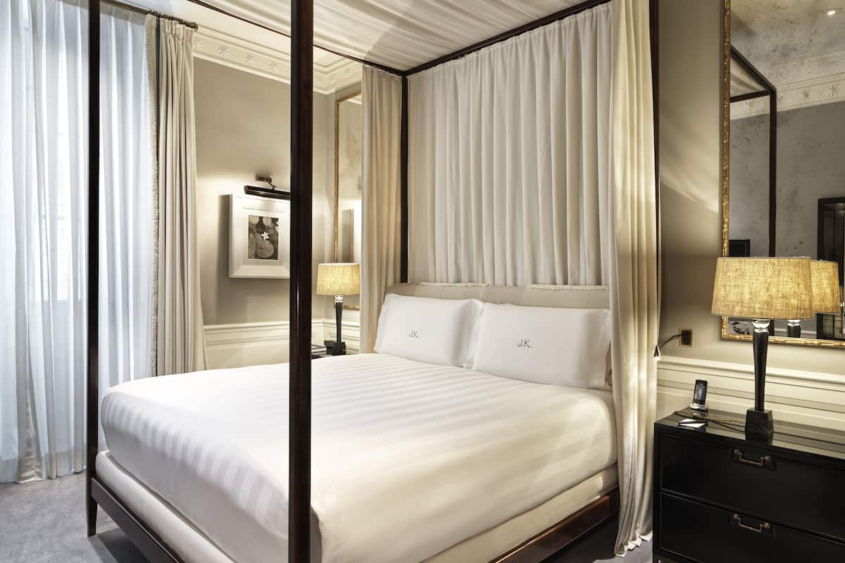 Superior Double Room | Peralatan tempat tidur premium, bar mini percuma, peti besi dalam bilik