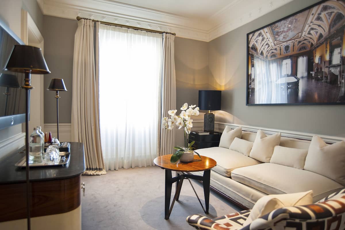 Premium bedding, free minibar, in-room safe, blackout curtains