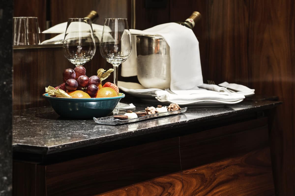 Junior Suite, Balcony | Peralatan tempat tidur premium, bar mini percuma, peti besi dalam bilik