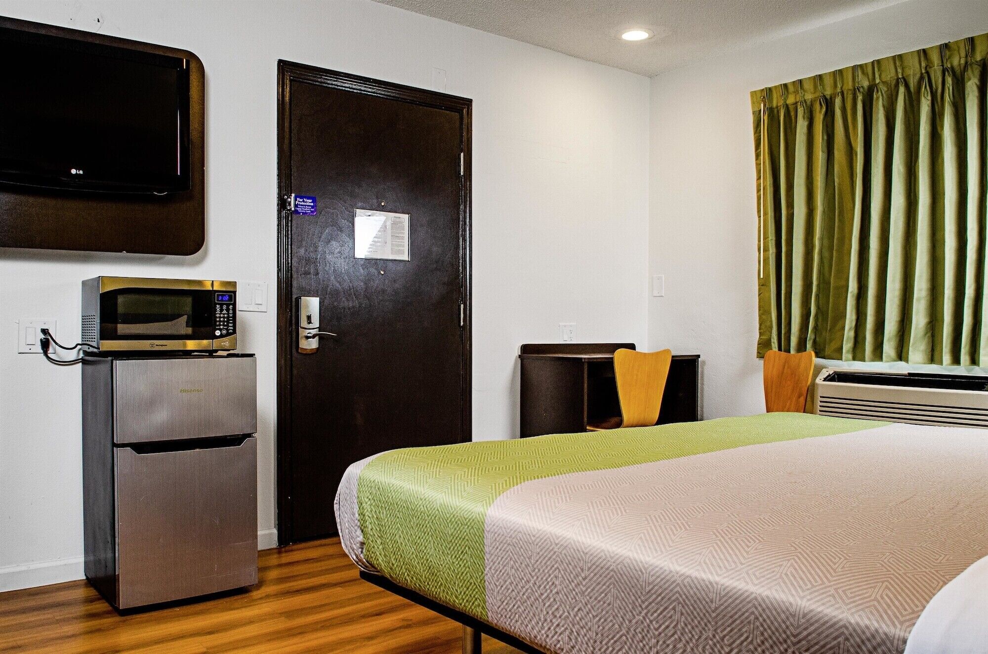 Desk, WiFi (free), bed sheets