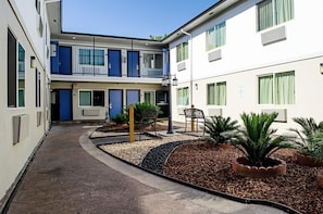 Terrace/patio - Motel 6 Modesto, CA - Downtown (Modesto)