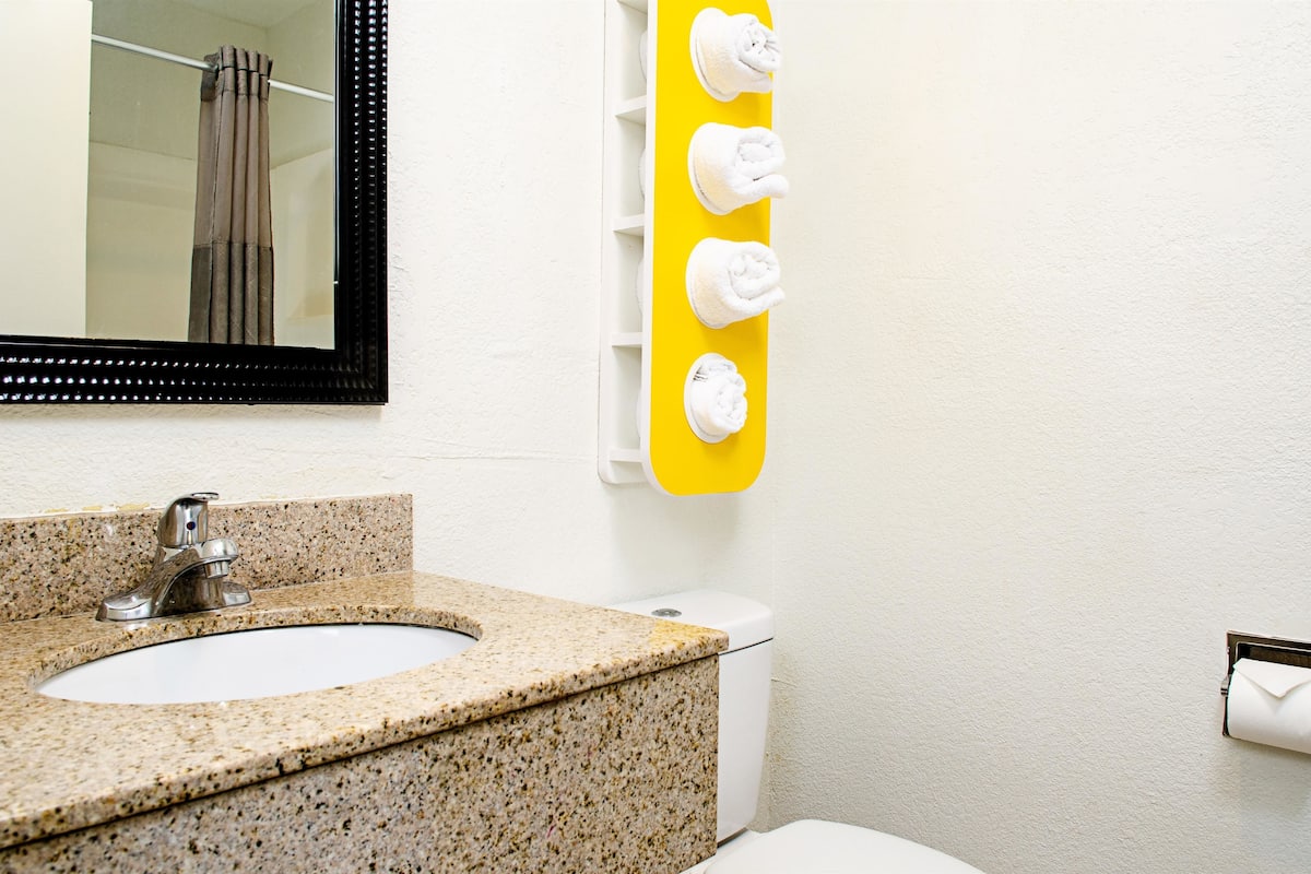 Amenidades de baño gratuitas, secadora de cabello, toallas, jabón