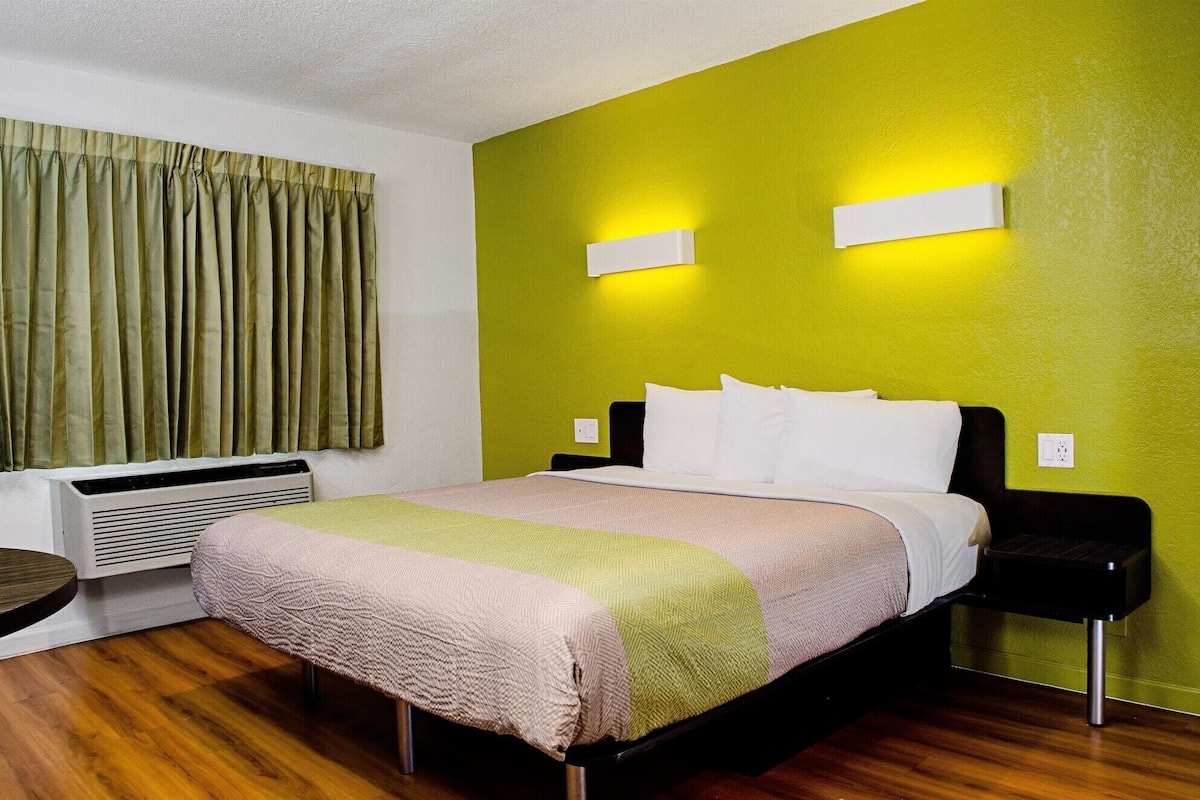 Desk, free WiFi, bed sheets