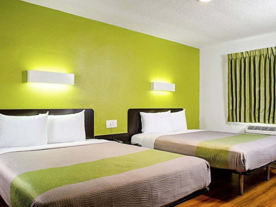 Escritorio, wifi gratis y ropa de cama