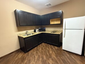 Desk, iron/ironing board, free WiFi, bed sheets - Executive Inn and Suites (Floresville)