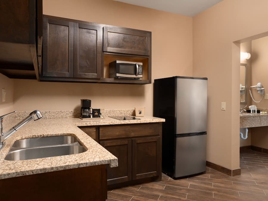 Een koelkast, een magnetron, een koffiezetapparaat/waterkoker