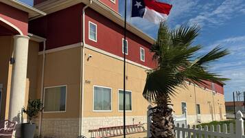 Vista frontal de la propiedad