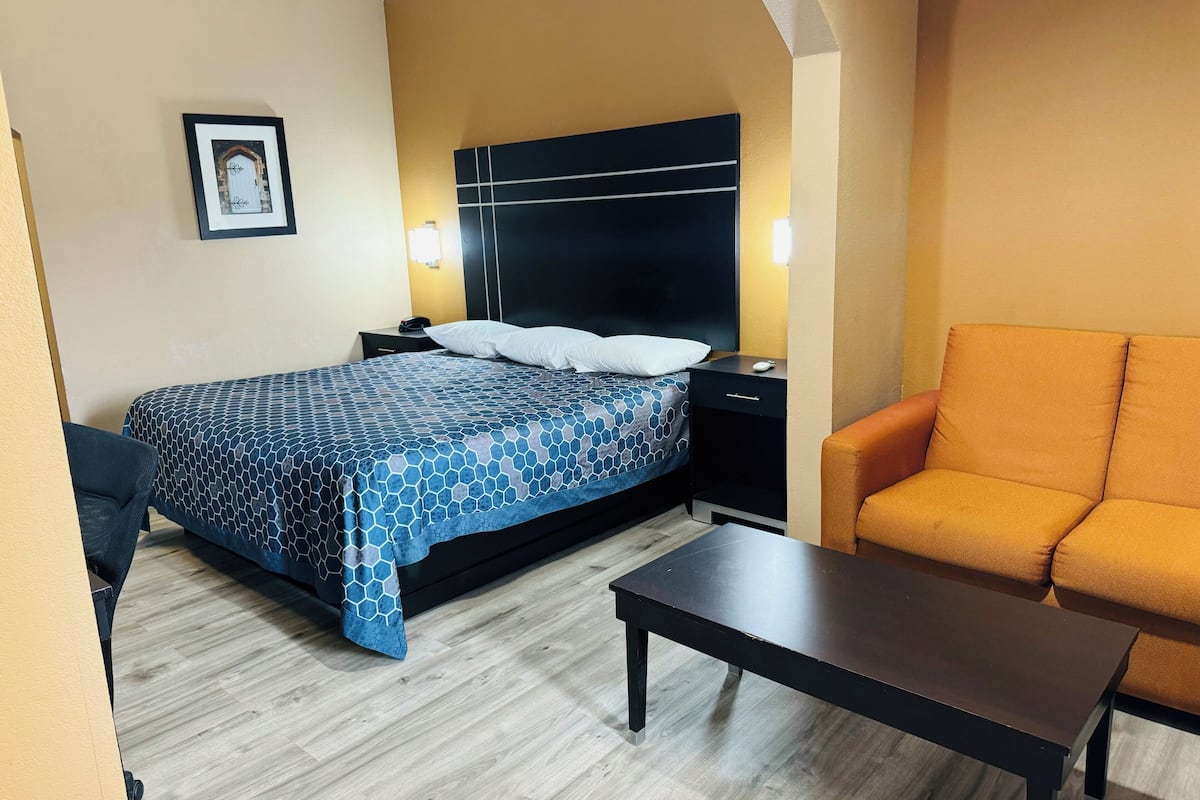 Room, 1 King Bed with Sofa bed - Fully Refundable | Escritorio, tabla de planchar con plancha, wifi gratis y ropa de cama