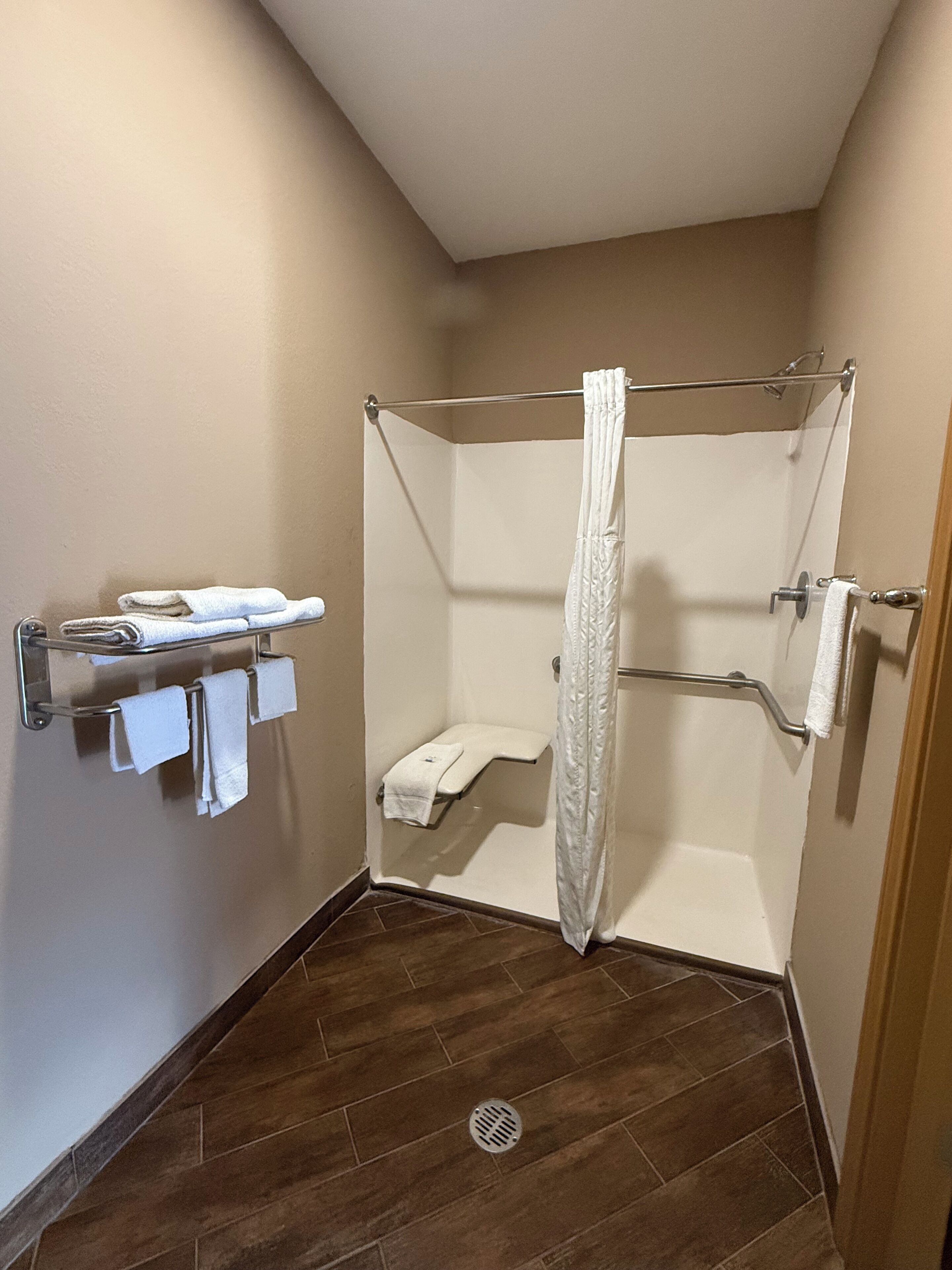Room, 2 Queen Beds, Accessible - Fully Refundable | 책상, 다리미/다리미판, 무료 WiFi, 침대 시트
